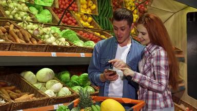 夫妇讨论了购物列表智能<strong>手机超市</strong>